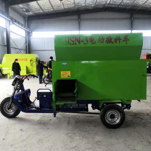智能畜牧新利器 電動自動喂料車在牛羊馬養(yǎng)殖場的應用與市場前景